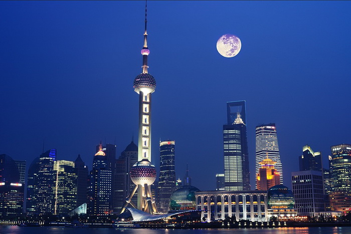 Pleine lune dans le ciel de Shanghai pour la mi-automne