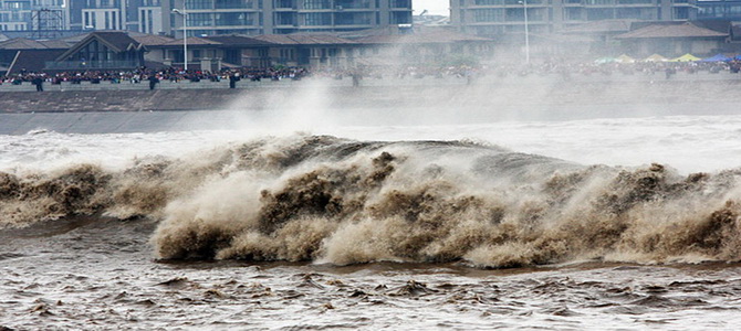 Mascaret du fleuve Qiantang Jiaxing Zhejiang