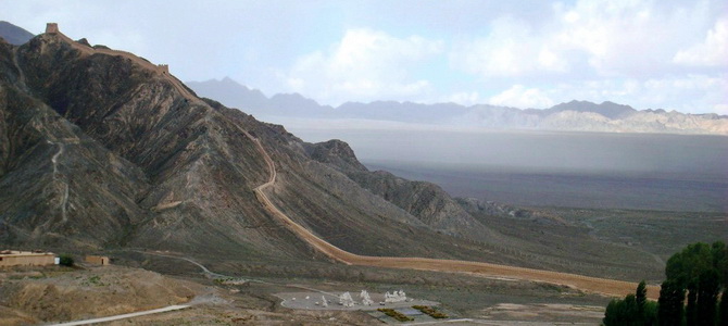 Surplomb de la Grande Muraille à Xuanbi Jiayuguan Gansu