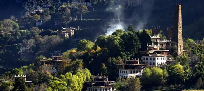 Village tibétain de Zhonglu Ganzi Sichuan