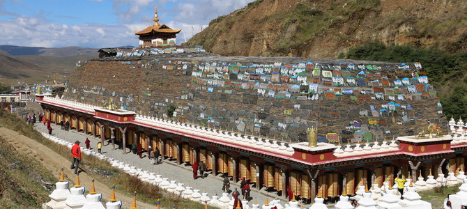 Stupa en or de Muya et Mur de prières Ganzi Sichuan