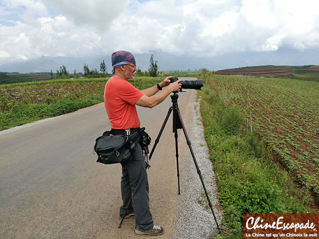 Philippe en train de capturer les rizières en terrasse de Yuanyang, Chine Escapade