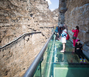 Passerelle en verre du mont Baishi