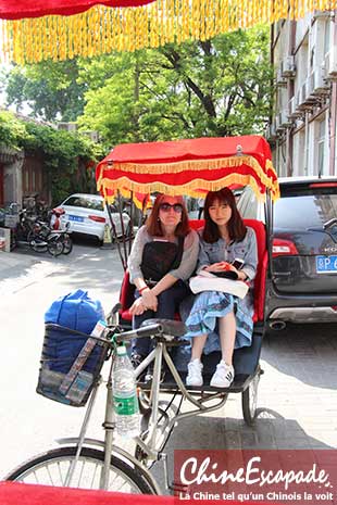 Pousse-pousse dans les Hutong avec leur guide Véronique, Chine Escapade