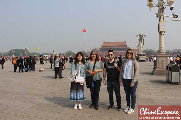 Place Tiananmen de Pékin avec leur guide Véronique, Chine Escapade