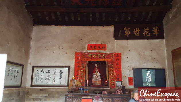 Le temple de la déesse Guanyin à l'intérieur d'un Tulou Hakka