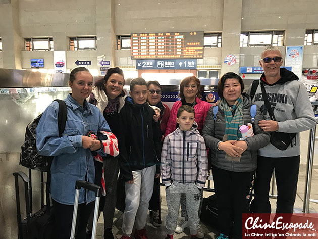 A la gare avec la guide, Chine Escapade